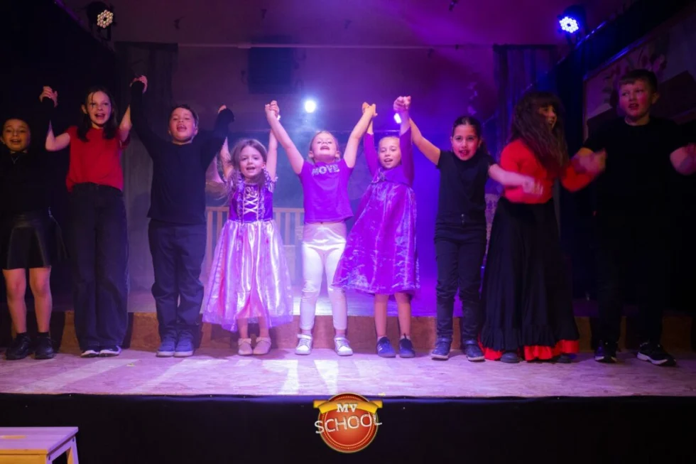 Spectacle final sur scène avec lumières professionnelles